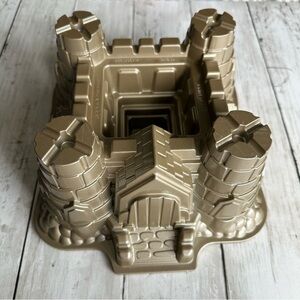 PREOWNED NORDIC WARE CASTLE BUNDT 10 CUP CAPACITY CAKE MOULD CASTLE